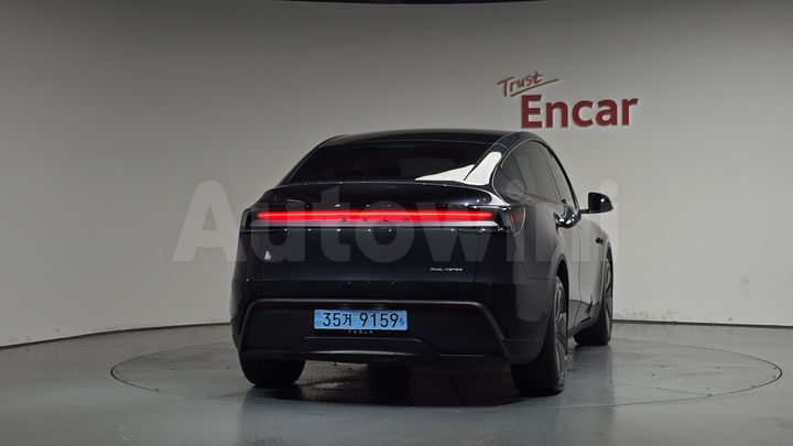 Tesla Model Y 2025 — 4