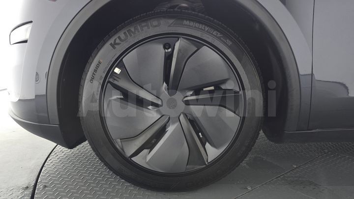 Tesla Model Y 2025 — 5
