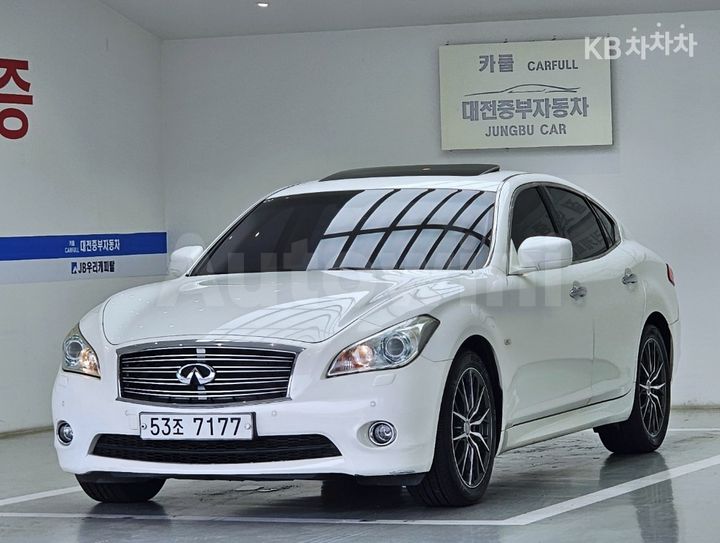 Infiniti M 2011 — 2