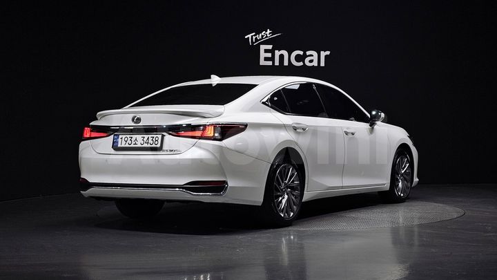 Lexus ES 2023 — 2
