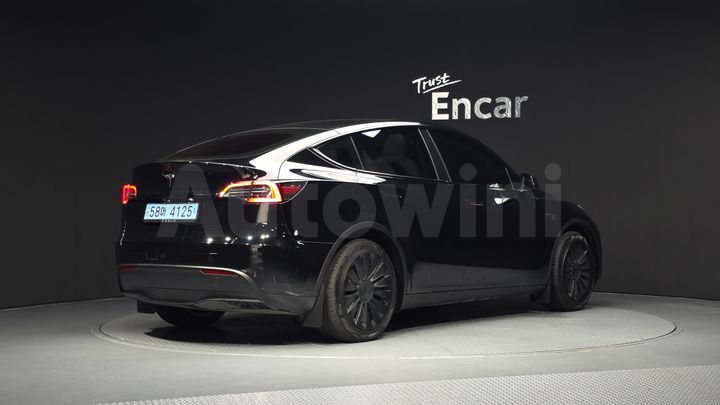 Tesla Model Y 2024 — 2