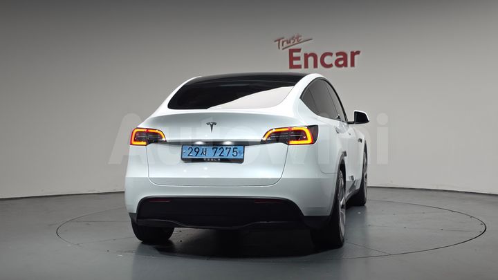 Tesla Model Y 2024 — 3
