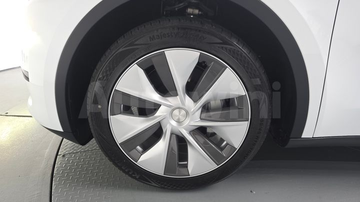 Tesla Model Y 2024 — 4