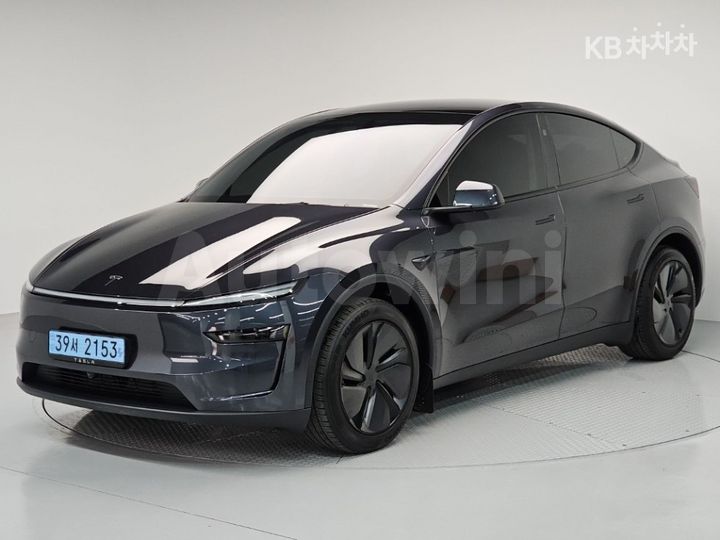 Tesla Model Y 2025 — 2