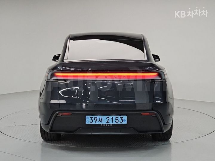 Tesla Model Y 2025 — 3