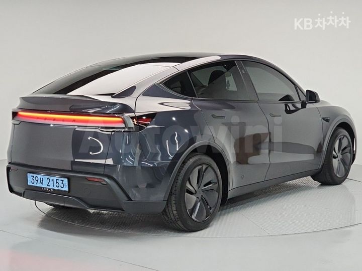 Tesla Model Y 2025 — 4