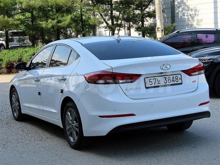 Hyundai Avante 2017 — 3