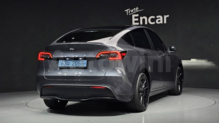 Tesla Model Y 2024 — 2