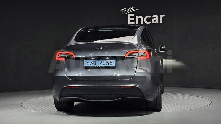 Tesla Model Y 2024 — 4