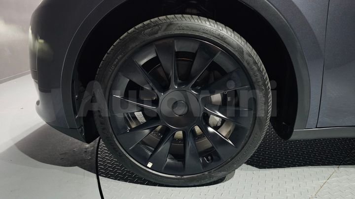 Tesla Model Y 2024 — 5