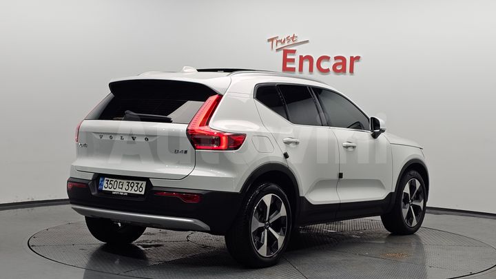 Volvo XC40 2023 — 2