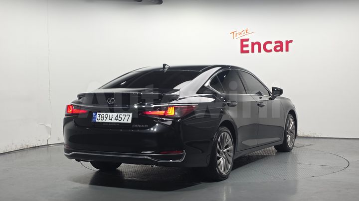 Lexus ES 2023 — 2