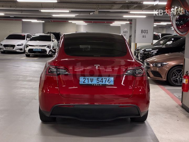 Tesla Model Y 2023 — 5