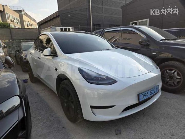 Tesla Model Y 2023 — 2