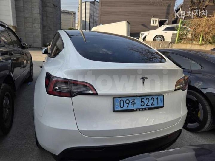 Tesla Model Y 2023 — 3