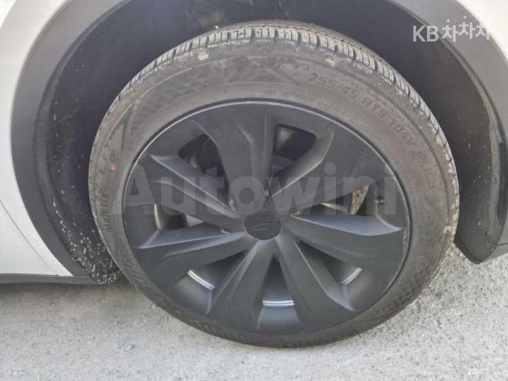 Tesla Model Y 2023 — 4
