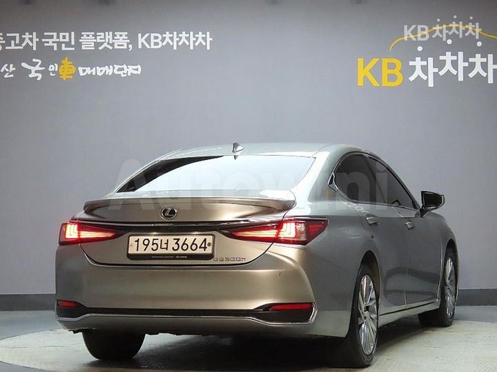 Lexus ES 2023 — 2