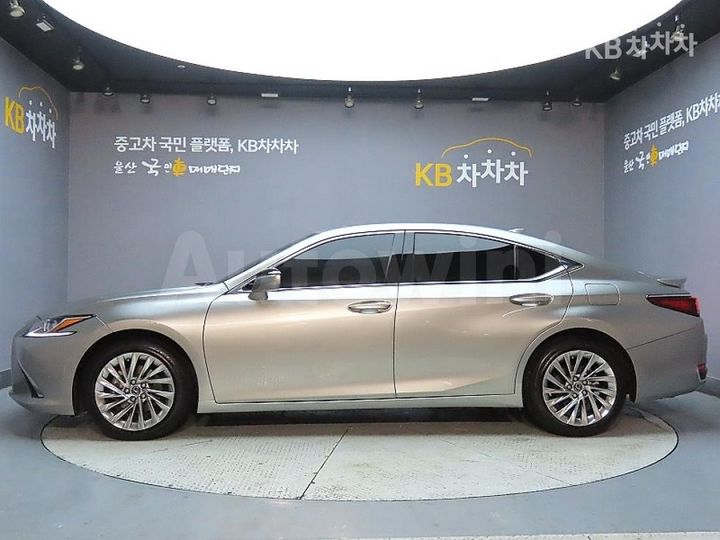 Lexus ES 2023 — 5