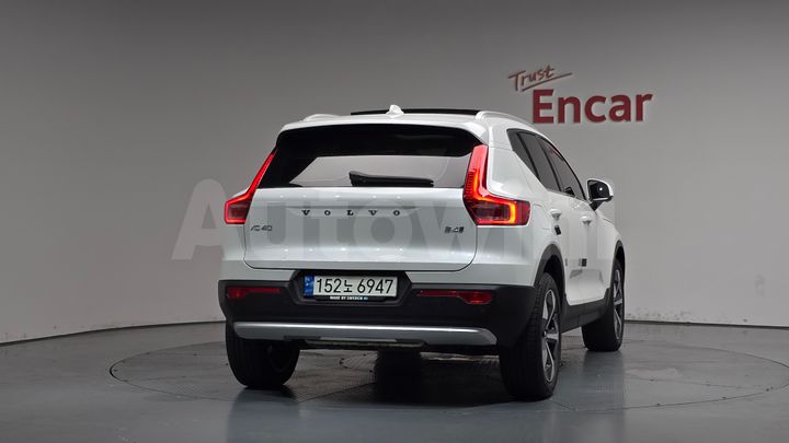 Volvo XC40 2023 — 3