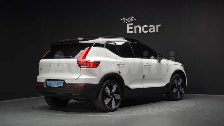 Volvo XC40 2023 — 2