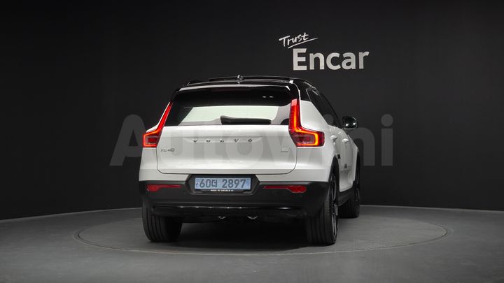 Volvo XC40 2023 — 4