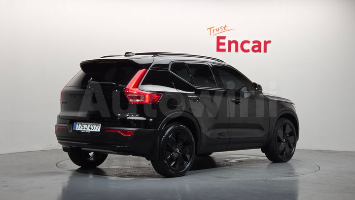 Volvo XC40 2025 — 2
