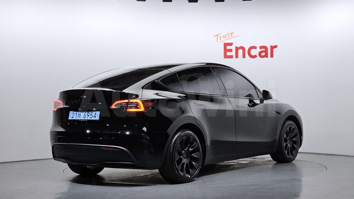 Tesla Model Y 2024 — 2