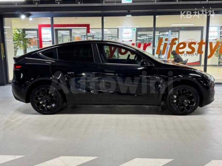 Tesla Model Y 2023 — 3