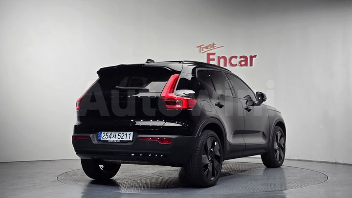 Volvo XC40 2025 — 2