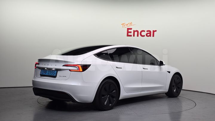 Tesla Model 3 2024 — 2