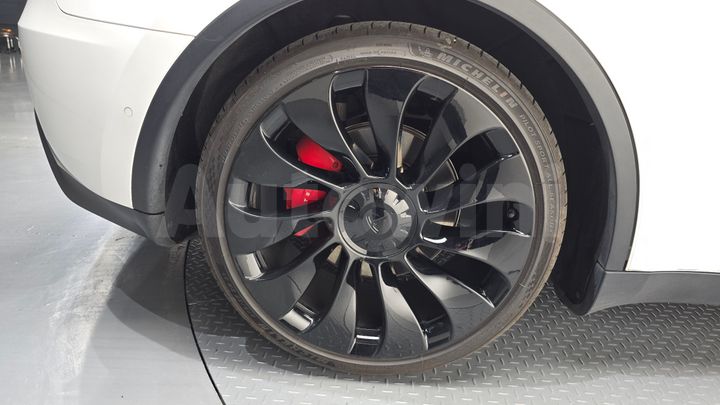 Tesla Model Y 2021 — 5