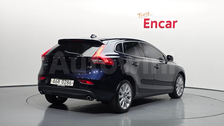 Volvo V40 2016 — 2