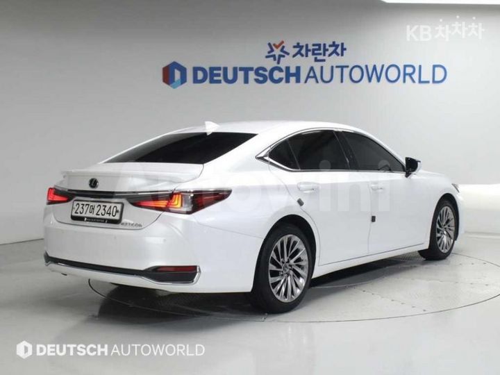 Lexus ES 2023 — 2