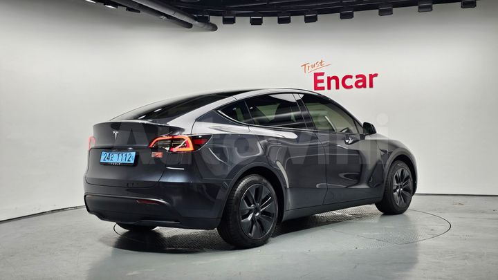 Tesla Model Y 2025 — 2