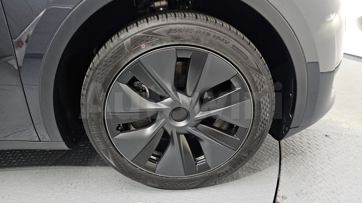 Tesla Model Y 2025 — 5