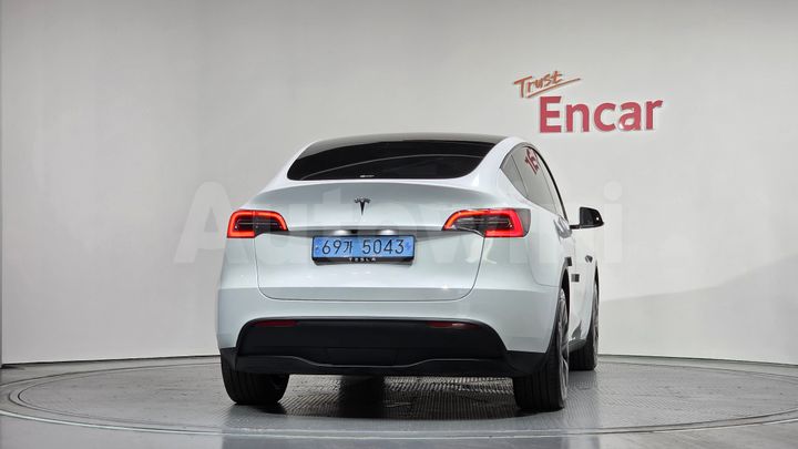 Tesla Model Y 2024 — 3
