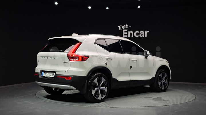 Volvo XC40 2023 — 2