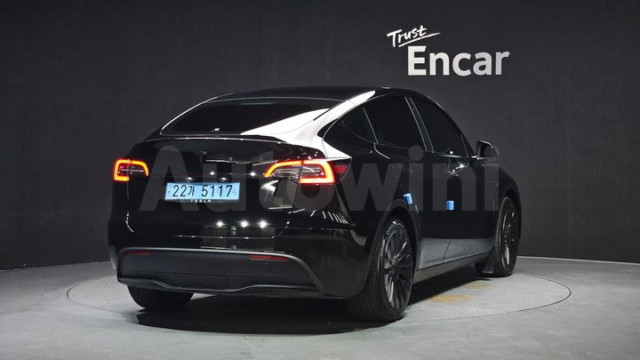 Tesla Model Y 2023 — 2