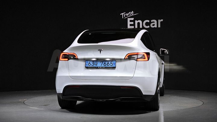 Tesla Model Y 2023 — 4