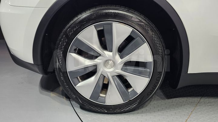 Tesla Model Y 2023 — 5