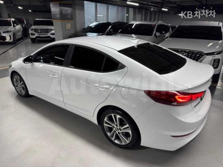 Hyundai Avante 2018 — 3