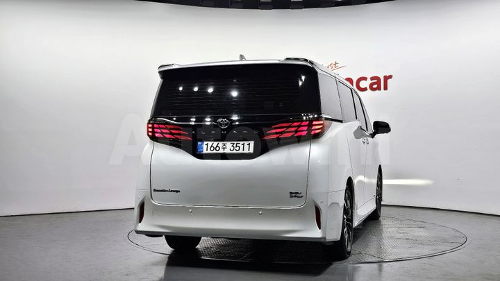 Toyota Alphard 2025 — 4