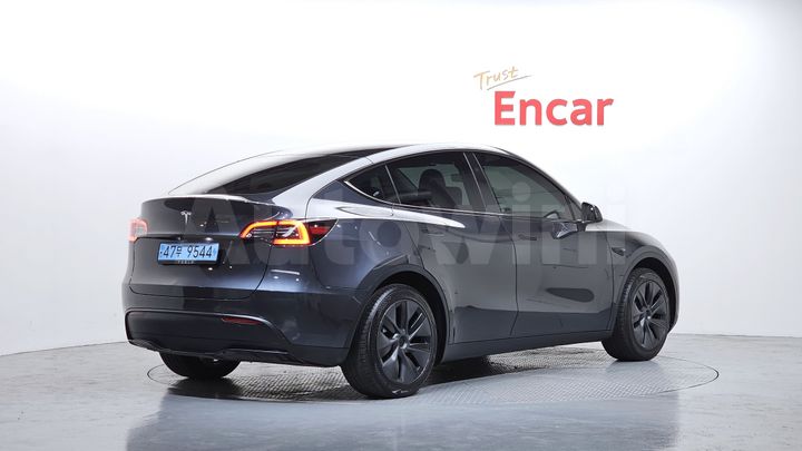 Tesla Model Y 2024 — 2