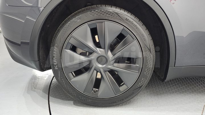 Tesla Model Y 2024 — 5