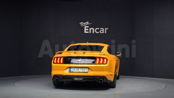 Ford Mustang 2022 — 4