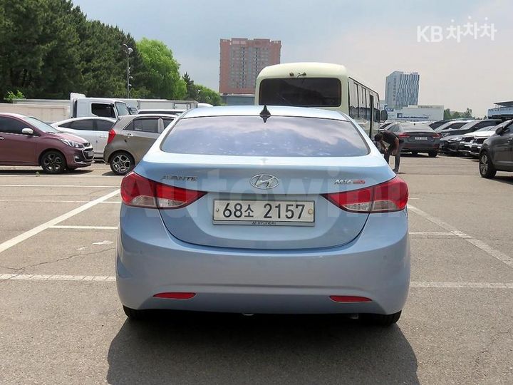 Hyundai Avante 2011 — 3