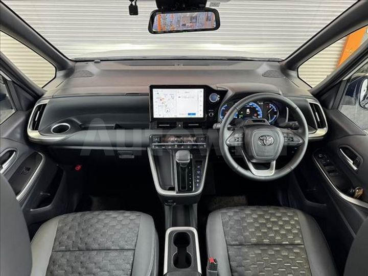 Toyota Voxy 2023 — 2