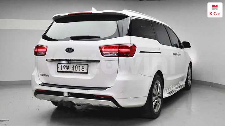 Kia Carnival 2018 KNAME811BJS366809 — 2