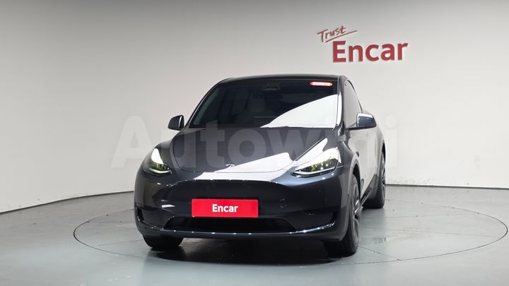 Tesla Model Y 2025 — 2