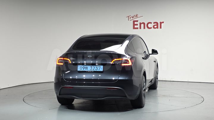 Tesla Model Y 2025 — 3